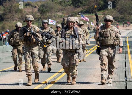 Yeoju, Corea del Sud. 19th Ott 2022. I soldati statunitensi partecipano a un'esercitazione di attraversamento del fiume con i soldati sudcoreani a Yeoju, Corea del Sud, il 19 ottobre 2022. (Foto di: Lee Young-ho/Sipa USA) Credit: Sipa USA/Alamy Live News Foto Stock