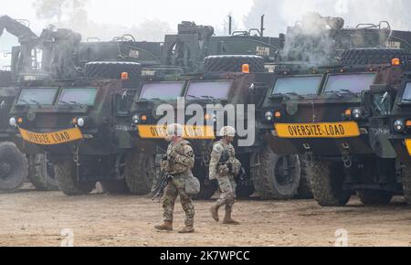 Yeoju, Corea del Sud. 19th Ott 2022. I soldati statunitensi partecipano a un'esercitazione di attraversamento del fiume con i soldati sudcoreani a Yeoju, Corea del Sud, il 19 ottobre 2022. (Foto di: Lee Young-ho/Sipa USA) Credit: Sipa USA/Alamy Live News Foto Stock