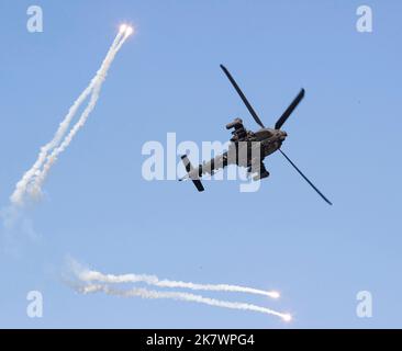 Yeoju, Corea del Sud. 19th Ott 2022. Un elicottero Apache del AH64 vola su un ponte galleggiante che attraversa il fiume Nam Han durante un'esercitazione di attraversamento del fiume a Yeoju, a sud di Seoul, Corea del Sud, il 19 ottobre 2022. (Foto di: Lee Young-ho/Sipa USA) Credit: Sipa USA/Alamy Live News Foto Stock