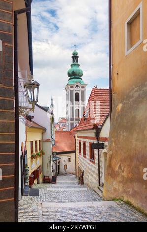 Splendida vista sulla vecchia strada stretta e sulla St. Chiesa di Jost nel giorno d'estate. Cesky Krumlov, Repubblica Ceca Foto Stock