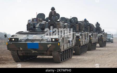 Yeoju, Corea del Sud. 19th Ott 2022. I K2 carri armati dell'esercito sudcoreano attraversano un ponte galleggiante che attraversa il fiume Nam Han durante un'esercitazione di attraversamento del fiume a Yeoju, nel sud di Seoul, in Corea del Sud, il 19 ottobre 2022. (Foto di: Lee Young-ho/Sipa USA) Credit: Sipa USA/Alamy Live News Foto Stock