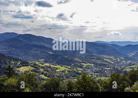 Splendide viste panoramiche delle montagne dei Carpazi da Uzhotsky passa alto picco montagna in ucraino Carpazi Montagne Foto Stock