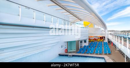 Vista del ponte esterno e del camino della nave da crociera Costa Smeralda nel porto di Marsiglia, Francia, il 02/10/2022. Foto Stock