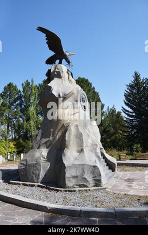 Karakol, Issyk Kul, Kirghizistan - 19 settembre 2022: Monumento al primo esploratore della natura dell'Asia centrale Przhivalsky. Geografo russo e naturale Foto Stock