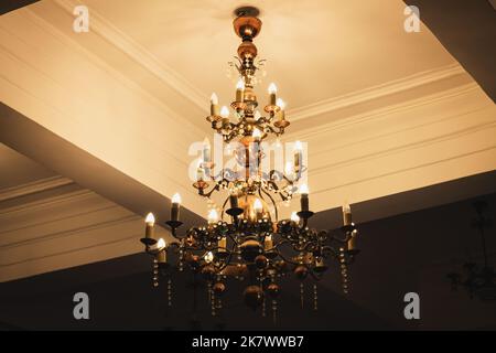 Splendido lampadario d'oro d'epoca con luce calda Foto Stock