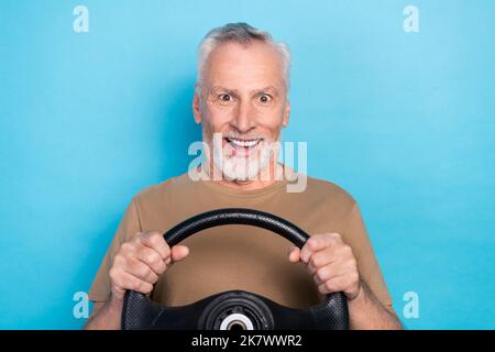 Primo piano foto di divertente funky vivace anziano pensionato uomo impressionato velocità nuova propria auto test drive isolato su sfondo di colore blu Foto Stock