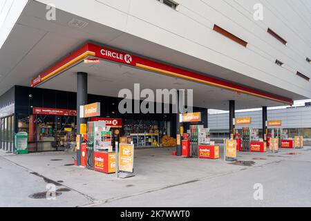 Oslo, Norvegia - 14 ottobre 2022: Una stazione di servizio Circle K e un minimarket a Oslo, Norvegia. Circle K Stores è una catena americana di convenienza Foto Stock