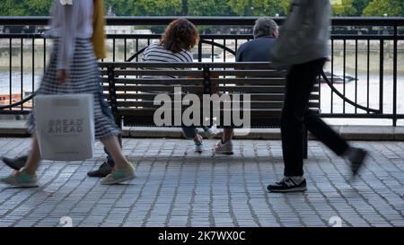 Le persone dell'ora di punta camminano a South Bank, Londra, Regno Unito Foto Stock