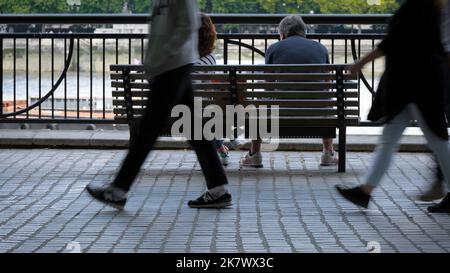 Le persone dell'ora di punta camminano a South Bank, Londra, Regno Unito Foto Stock