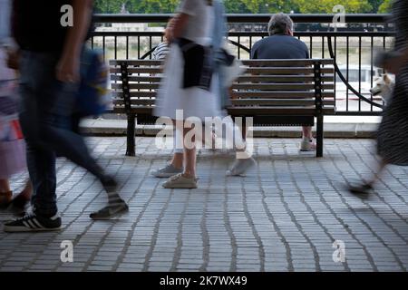 Le persone dell'ora di punta camminano a South Bank, Londra, Regno Unito Foto Stock