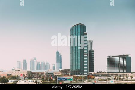 Hotel InterContinental Dubai Marina, un albergo IHG. Vista degli alti edifici del quartiere residenziale di Dubai Marina in giornata di sole. Sfondo urbano Foto Stock