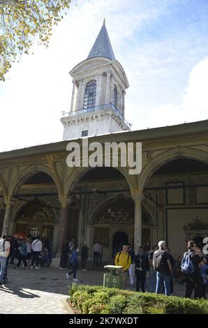 Palazzo Topkapi di Istanbul, ingresso alla Sala Divan, turisti e la Torre della Giustizia sullo sfondo. Foto Stock