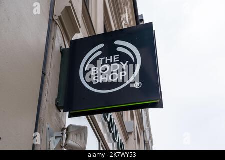 Oslo, Norvegia - 15 ottobre 2022: Il cartello di proiezione del negozio Body Shop sull'edificio. Foto Stock
