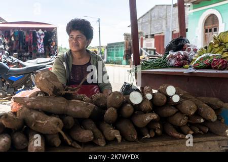 Donna che vende ortaggi in un mercato informale in Nicaragua Foto Stock