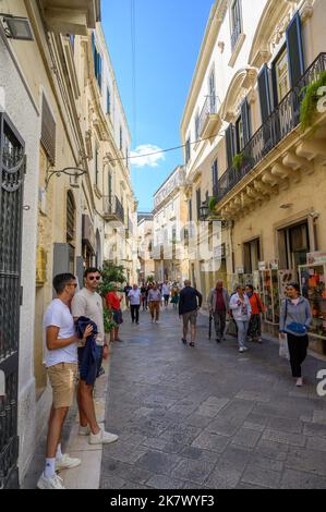 La via pedonale Vittorio Emanuele II è una strada principale nel centro di Lecce piena di negozi e ristoranti. Puglia, Italia. Foto Stock
