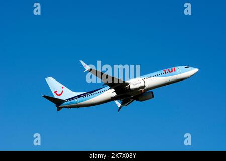 TUI Boeing 737-8K5 decollo all'aeroporto di Birmingham, Regno Unito (G-FDZS) Foto Stock