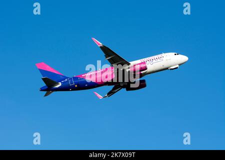 Wizz Air Airbus A320-232 decollo all'aeroporto di Birmingham, Regno Unito (ha-LWT) Foto Stock