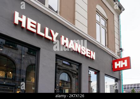 Oslo, Norvegia - 15 ottobre 2022: Un negozio Helly Hansen a Oslo, Norvegia. Foto Stock