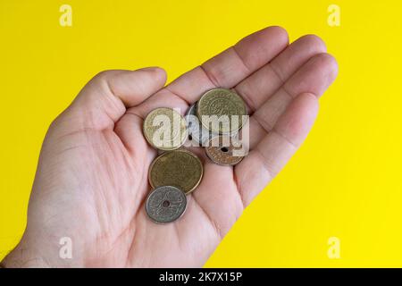 Alcune monete corone danesi sul palmo della mano Foto Stock