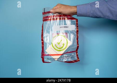 l'acquisto di un prodotto in un pacchetto aeroportuale duty-free sigillato in una borsa di sicurezza trasparente per il trasporto in aereo Foto Stock