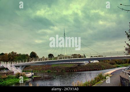 Glasgow, Scozia, Regno Unito 19th ottobre 2022 nuovo ponte che collega Edimburgo e Glasgow è ora aperto al traffico umano , il ponte di stockingfield, Oltre il canale Forth e Clyde permette agli utenti di andare in bicicletta o a piedi dal bowling sul Clyde al centro di Edimburgo sulla pista ciclabile nazionale NCP754. Credit Gerard Ferry/Alamy Live News Foto Stock