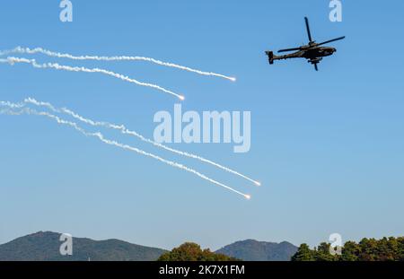 Yeoju, Corea del Sud. 19th Ott 2022. L'elicottero Apache AH-64 della Corea del Sud spara le bombole di flare durante una perforazione di attraversamento fluviale congiunta Corea del Sud-Stati Uniti come parte dell'esercizio militare annuale Hoguk a Yeoju. I militari nordcoreani hanno avvertito la Corea del Sud di fermare le cosiddette ''provocazioni nelle aree frontaliere', dopo aver nuovamente sparato centinaia di colpi di artiglieria in zone marittime di riserva vicino al loro confine in risposta alle esercitazioni sul campo in corso nel sud. (Credit Image: © Kim Jae-Hwan/SOPA Images via ZUMA Press Wire) Foto Stock