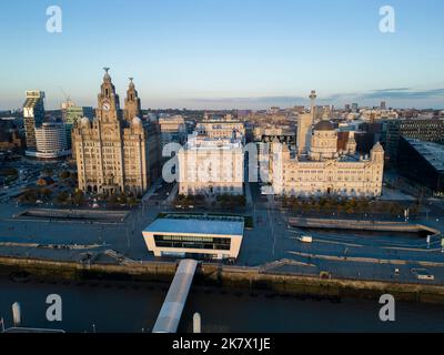Punto di vista del drone, lo skyline di Liverpool che mostra gli edifici sul lungomare di Pier Head, Merseyside, Inghilterra Foto Stock