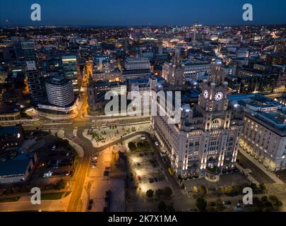 Vista aerea della città di Liverpool del Royal Liver Building, Merseyside, Inghilterra Foto Stock