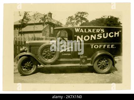 La fotografia originale della cartolina dell'era del 1920 del furgone di consegna del toffee del Walker's Nonsuch, la pubblicità del toffee del Walkers Nonsuch Ltd, risale a circa 1925. Longton, Stoke on Trent, Regno Unito Foto Stock