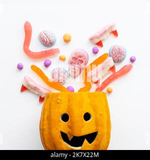 Trick o trattare caramelle di Halloween provenienti da una testina di zucca Foto Stock