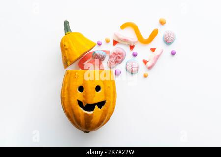 Trick o trattare caramelle di Halloween provenienti da una testina di zucca Foto Stock