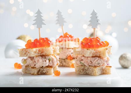 Salmone affumicato, formaggio cremoso, aneto e piatto di rafano per la festa di Natale Foto Stock