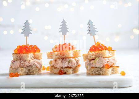 Salmone affumicato, formaggio cremoso, aneto e piatto di rafano per la festa di Natale Foto Stock