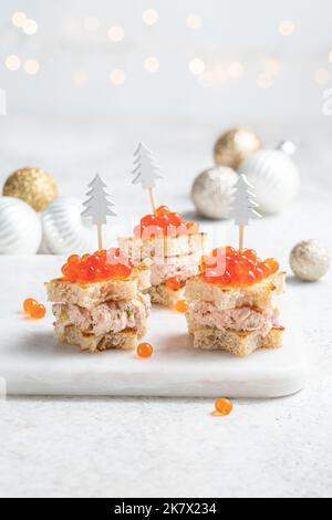 Salmone affumicato, formaggio cremoso, aneto e piatto di rafano per la festa di Natale Foto Stock