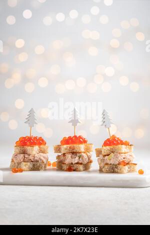 Salmone affumicato, formaggio cremoso, aneto e piatto di rafano per la festa di Natale Foto Stock