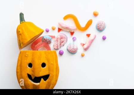 Trick o trattare caramelle di Halloween provenienti da una testina di zucca Foto Stock