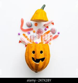 Trick o trattare caramelle di Halloween provenienti da una testina di zucca Foto Stock