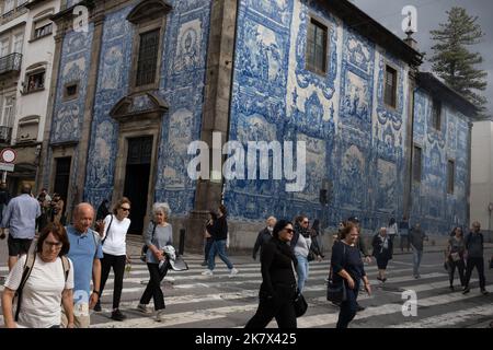 La cappella della Capela de sana Catarina con le sue iconiche piastrelle blu, a Porto, Portogallo, 17 ottobre 2022. Foto Stock