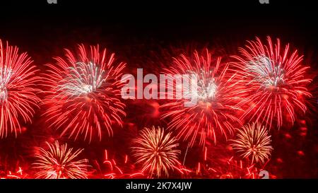 Fuochi d'artificio rossi per le feste con spazio copia per la celebrazione di Capodanno. Foto Stock