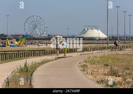 Figueira da Foz Portogallo 08 09 2022: Vista alla gente che va alla spiaggia e a piedi sui passaggi pedonali di Figueira da Foz, spiaggia Claridade Foto Stock