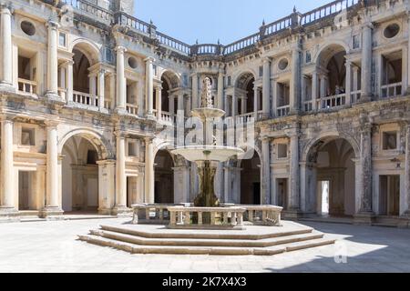 Tomar Portugal - 08 09 2022: Vista al chiostro principale rinascimentale, con fontana ornata al centro, un pezzo iconico del renaissa portoghese Foto Stock