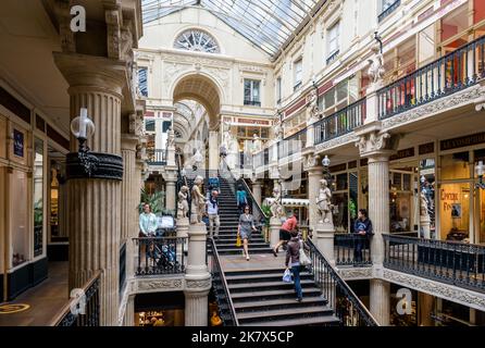 La gente va a fare shopping nel Passage Pommeraye, una storica galleria di negozi vetrata a più piani nel centro di Nantes, Francia. Foto Stock