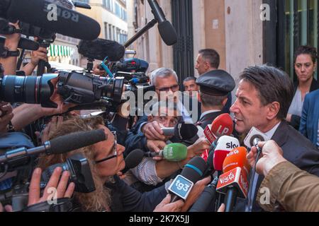 Roma, Italia. 18th Ott 2022. 18/10/2022 Roma, Giuseppe Conte lascia la Camera dei deputati dopo l'incontro per eleggere i leader del gruppo. Credit: Independent Photo Agency/Alamy Live News Foto Stock