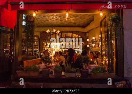 Affollato interno del ristorante visto attraverso la finestra aperta da fuori Stoccolma Svezia Foto Stock