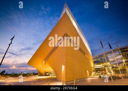 Vista notturna della Biblioteca centrale di Oodi a Helsinki, Finlandia Foto Stock