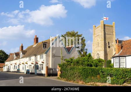 The Kings Head Inn e St Bartholomew's Church nel villaggio di Orford Suffolk Inghilterra Regno Unito Europa Foto Stock