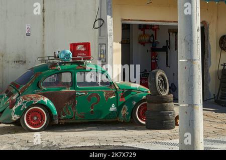 Vecchio classico storico Volkswagen vintage coleottero con pneumatici bianchi e ruggine sulla carrozzeria Foto Stock