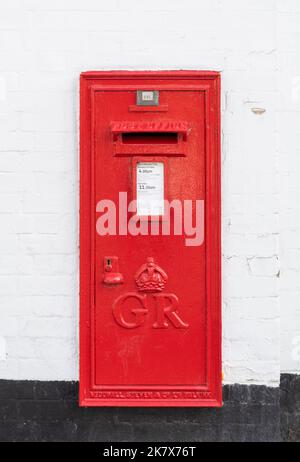 Casella postale rossa in parete con il simbolo GR per la casella postale di Re Giorgio V casella postale reale regno unito nel villaggio Suffolk di Orford Suffolk Inghilterra Regno Unito Europa Foto Stock