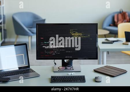 Immagine di sfondo dello schermo del computer con linee di codice sfavillanti sul luogo di lavoro, sicurezza dei dati e concetto di hacking Foto Stock