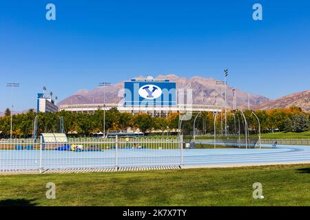 Provo, UT - 14 ottobre 2022: Stadio Lavell Edwards nel campus della Brigham Young University, BYU, a Provo, Utah, con percorso e campo nel fronte Foto Stock